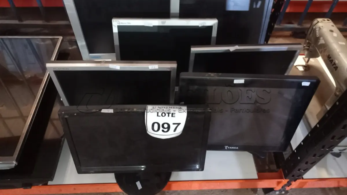 LOTE 097 - 07 MONITORES LCD DE MARCAS E MODELOS DIVERSOS. (NO ESTADO) ATENÇÃO! FAZER A VISITAÇÃO ANTES DE ARREMATAR, NÃO SABEMOS SE FUNCIONA, LEILÃO NÃO TEM GARANTIA E NEM DEVOLUÇÃO, SUJEITO A POSSÍVEIS AVARIAS VISÍVEIS/OCULTAS E/OU AUSÊNCIA DE COMPONENTES.