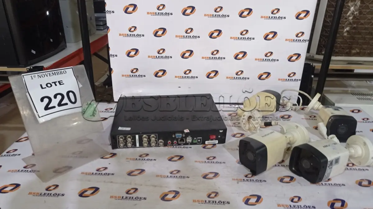 LOTE 220 - 01 DVR E 04 CÂMERAS DE MONITORAMENTO. (NO ESTADO) ATENÇÃO! FAZER A VISITAÇÃO ANTES DE ARREMATAR, NÃO SABEMOS SE FUNCIONA, LEILÃO NÃO TEM GARANTIA E NEM DEVOLUÇÃO, SUJEITO A POSSÍVEIS AVARIAS VISÍVEIS/OCULTAS E/OU AUSÊNCIA DE COMPONENTES.