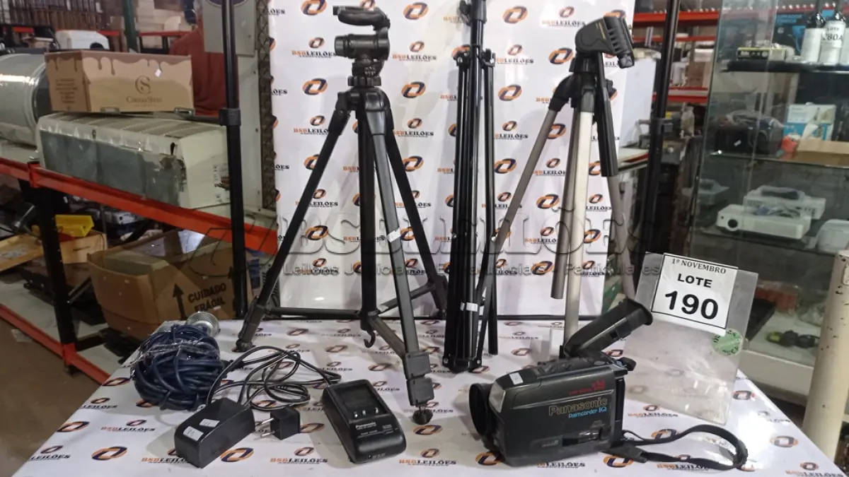 LOTE 190 - 01 FILMADORA MARCA PANASONIC COM 01 BATERIA, 03 TRIPÉS DE CÂMERAS E 02 MICROFONES. (NO ESTADO) ATENÇÃO! FAZER A VISITAÇÃO ANTES DE ARREMATAR, NÃO SABEMOS SE FUNCIONA, LEILÃO NÃO TEM GARANTIA E NEM DEVOLUÇÃO, SUJEITO A POSSÍVEIS AVARIAS VISÍVEIS/OCULTAS E/OU AUSÊNCIA DE COMPONENTES.