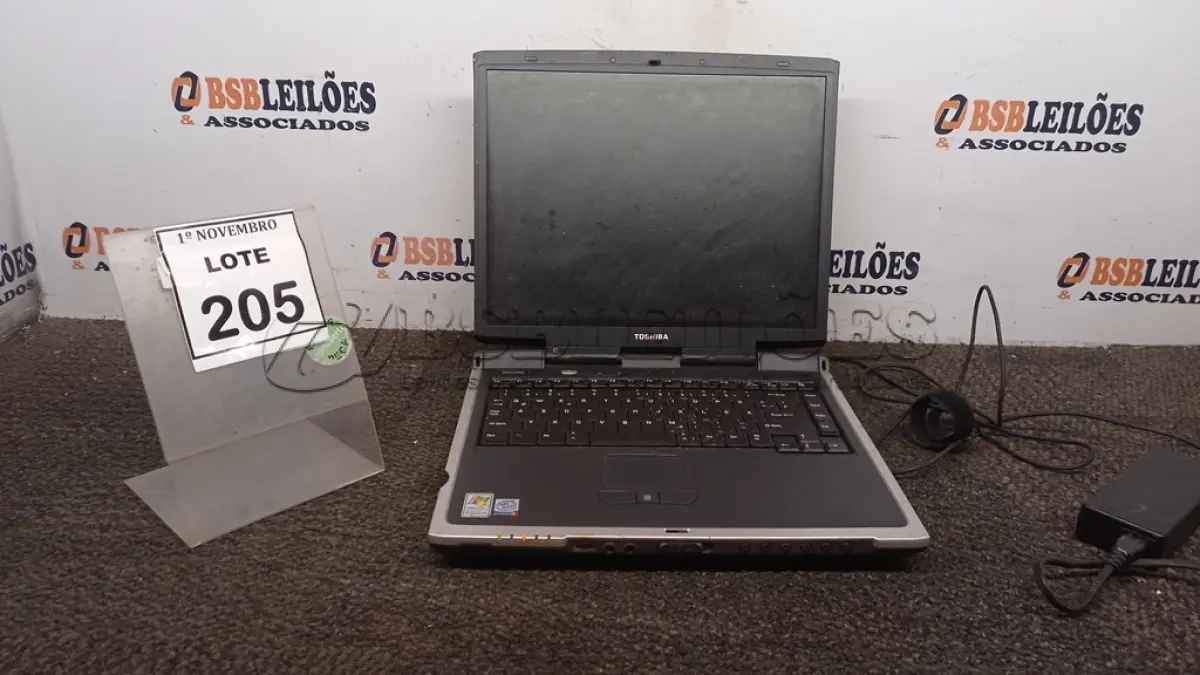 LOTE 205 - 01 NOTEBOOK MARCA TOSHIBA COM FONTE. (NO ESTADO) ATENÇÃO! FAZER A VISITAÇÃO ANTES DE ARREMATAR, NÃO SABEMOS SE FUNCIONA, LEILÃO NÃO TEM GARANTIA E NEM DEVOLUÇÃO, SUJEITO A POSSÍVEIS AVARIAS VISÍVEIS/OCULTAS E/OU AUSÊNCIA DE COMPONENTES.