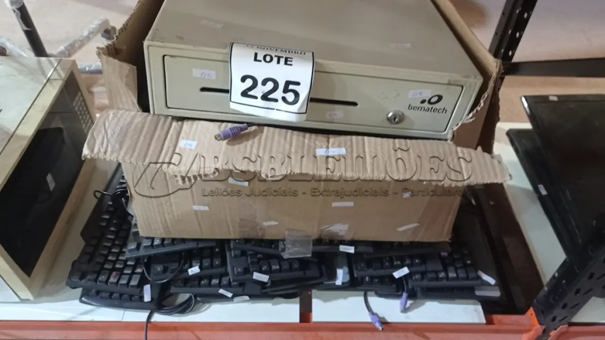 LOTE 225 - 01 GAVETA DE DINHEIRO E 01 CAIXA COM GRANDE QUANTIDADE DE TECLADOS DE PC. (NO ESTADO) ATENÇÃO! FAZER A VISITAÇÃO ANTES DE ARREMATAR, NÃO SABEMOS SE FUNCIONA, LEILÃO NÃO TEM GARANTIA E NEM DEVOLUÇÃO, SUJEITO A POSSÍVEIS AVARIAS VISÍVEIS/OCULTAS E/OU AUSÊNCIA DE COMPONENTES.