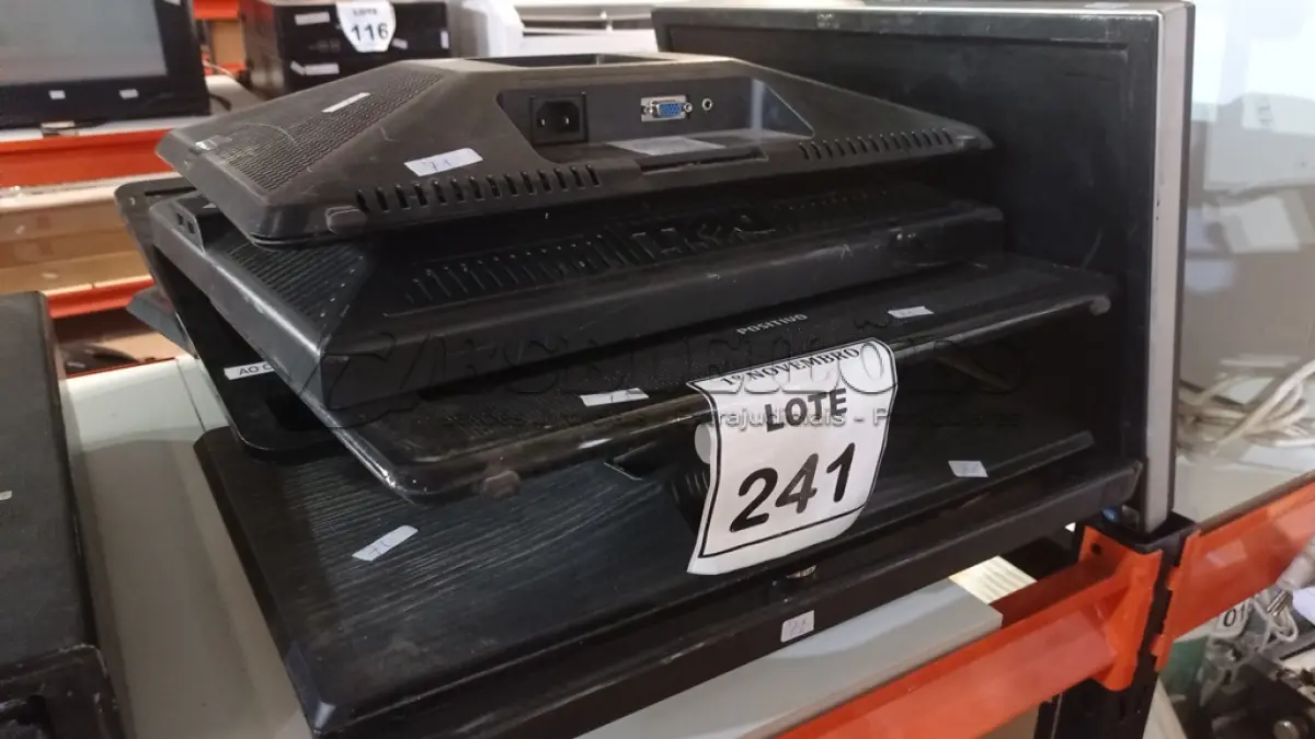 LOTE 241 - 08 MONITORES LCD DE MARCAS E MODELOS DIVERSOS. (NO ESTADO) ATENÇÃO! FAZER A VISITAÇÃO ANTES DE ARREMATAR, NÃO SABEMOS SE FUNCIONA. LEILÃO NÃO TEM GARANTIA E NEM DEVOLUÇÃO, SUJEITO A POSSÍVEIS AVARIAS VISÍVEIS/OCULTAS E/OU AUSÊNCIA DE COMPONENTES.