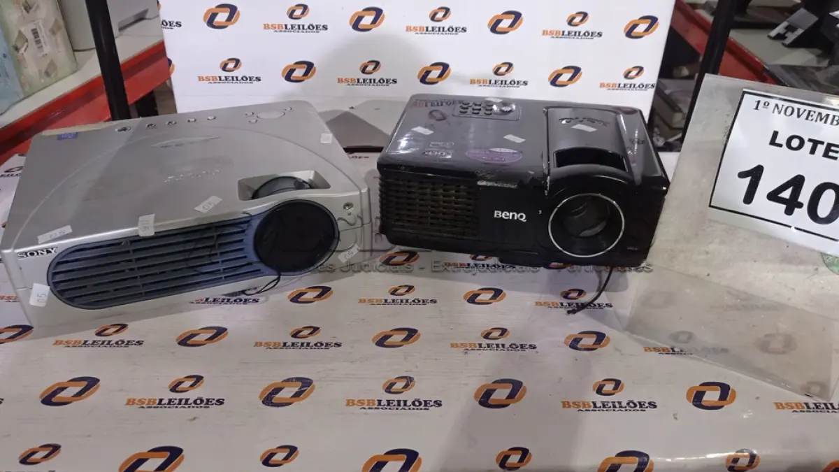LOTE 140 - 02 PROJETORES MARCAS SONY E BENQ. (NO ESTADO) ATENÇÃO! FAZER A VISITAÇÃO ANTES DE ARREMATAR, NÃO SABEMOS SE FUNCIONA, LEILÃO NÃO TEM GARANTIA E NEM DEVOLUÇÃO, SUJEITO A POSSÍVEIS AVARIAS VISÍVEIS/OCULTAS E/OU AUSÊNCIA DE COMPONENTES.