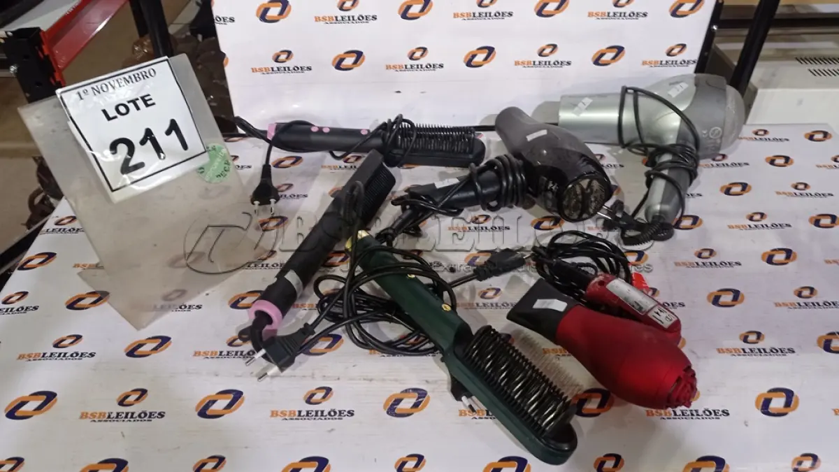 LOTE 211 - 03 SECADORES DE CABELO E 03 CHAPINHAS. (NO ESTADO) ATENÇÃO! FAZER A VISITAÇÃO ANTES DE ARREMATAR, NÃO SABEMOS SE FUNCIONA, LEILÃO NÃO TEM GARANTIA E NEM DEVOLUÇÃO, SUJEITO A POSSÍVEIS AVARIAS VISÍVEIS/OCULTAS E/OU AUSÊNCIA DE COMPONENTES.