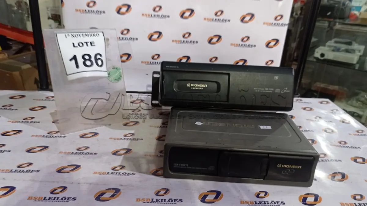 LOTE 186 - 02 TROCADORES DE CD MARCA PIONEER. (NO ESTADO) ATENÇÃO! FAZER A VISITAÇÃO ANTES DE ARREMATAR, NÃO SABEMOS SE FUNCIONA, LEILÃO NÃO TEM GARANTIA E NEM DEVOLUÇÃO, SUJEITO A POSSÍVEIS AVARIAS VISÍVEIS/OCULTAS E/OU AUSÊNCIA DE COMPONENTES.