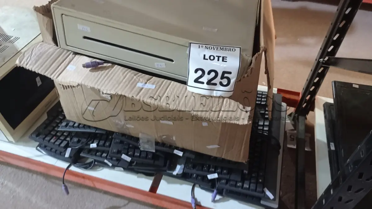LOTE 225 - 01 GAVETA DE DINHEIRO E 01 CAIXA COM GRANDE QUANTIDADE DE TECLADOS DE PC. (NO ESTADO) ATENÇÃO! FAZER A VISITAÇÃO ANTES DE ARREMATAR, NÃO SABEMOS SE FUNCIONA, LEILÃO NÃO TEM GARANTIA E NEM DEVOLUÇÃO, SUJEITO A POSSÍVEIS AVARIAS VISÍVEIS/OCULTAS E/OU AUSÊNCIA DE COMPONENTES.