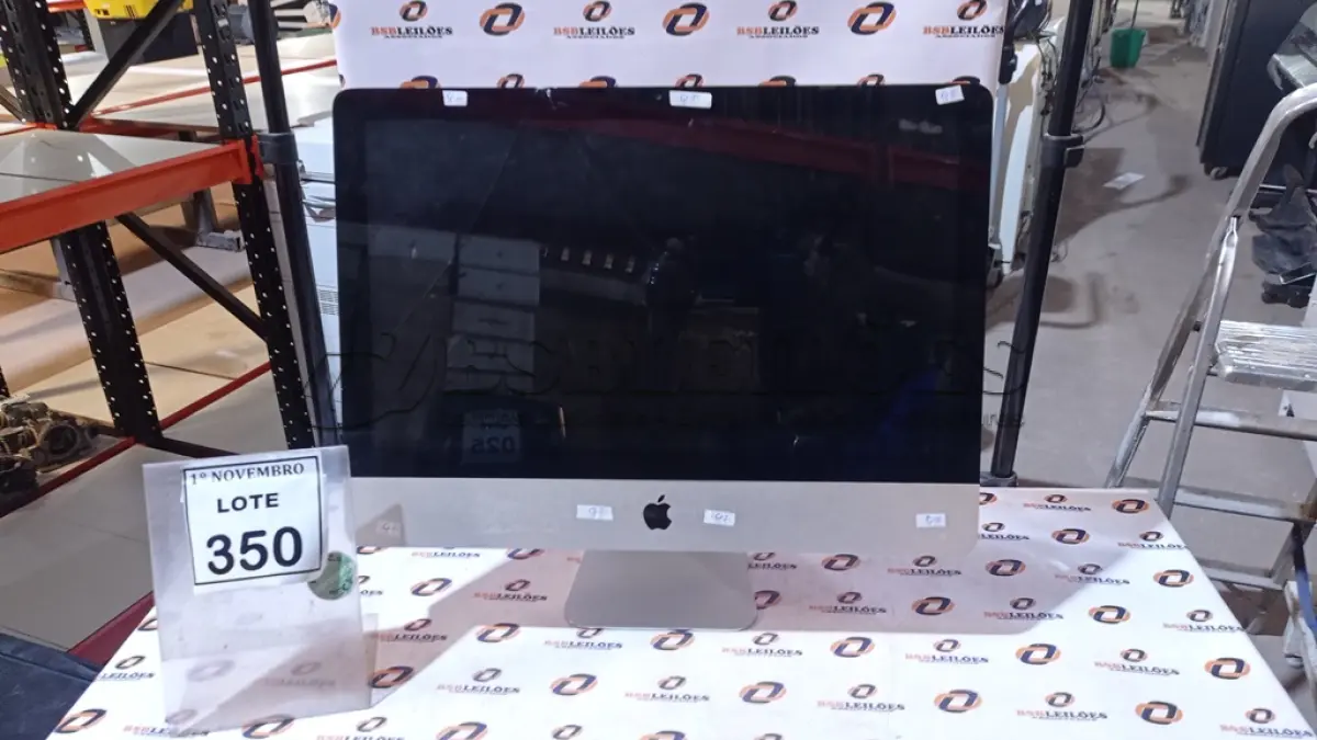 LOTE 350 - 01 IMAC APPLE. (NO ESTADO) ATENÇÃO! FAZER A VISITAÇÃO ANTES DE ARREMATAR, NÃO SABEMOS SE FUNCIONA, LEILÃO NÃO TEM GARANTIA E NEM DEVOLUÇÃO, SUJEITO A POSSÍVEIS AVARIAS VISÍVEIS/OCULTAS E/OU AUSÊNCIA DE COMPONENTES.