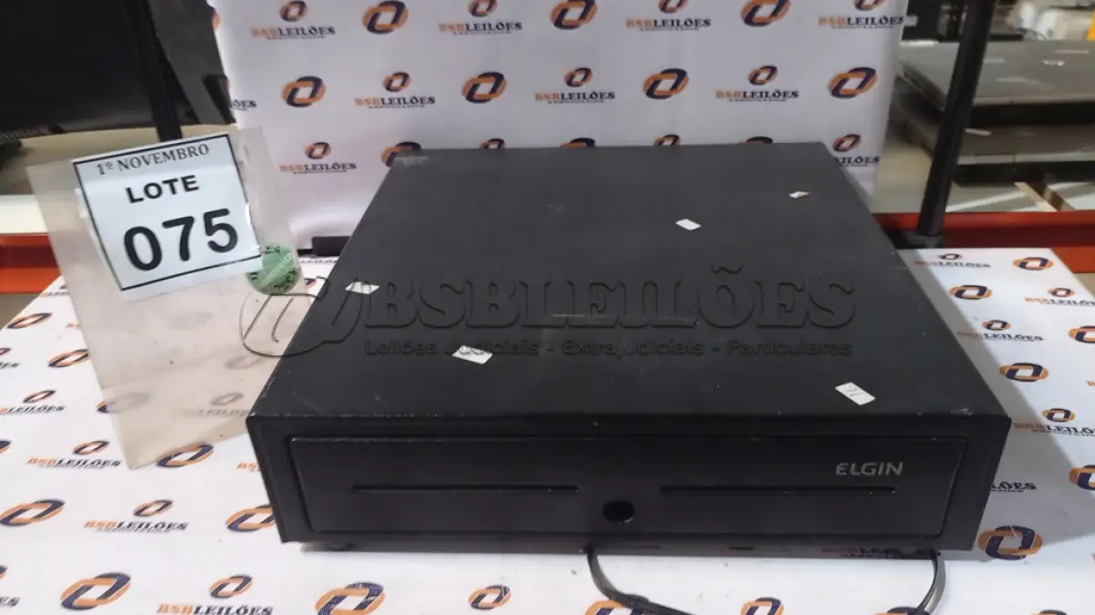 LOTE 075 - 01 GAVETA DE DINHEIRO. (NO ESTADO) ATENÇÃO! FAZER A VISITAÇÃO ANTES DE ARREMATAR, NÃO SABEMOS SE FUNCIONA, LEILÃO NÃO TEM GARANTIA E NEM DEVOLUÇÃO, SUJEITO A POSSÍVEIS AVARIAS VISÍVEIS/OCULTAS E/OU AUSÊNCIA DE COMPONENTES.