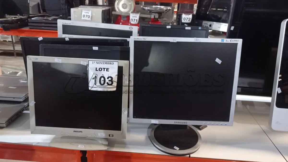 LOTE 103 - 09 MONITORES LCD DE MARCAS E MODELOS DIVERSOS. (NO ESTADO) ATENÇÃO! FAZER A VISITAÇÃO ANTES DE ARREMATAR, NÃO SABEMOS SE FUNCIONA, LEILÃO NÃO TEM GARANTIA E NEM DEVOLUÇÃO, SUJEITO A POSSÍVEIS AVARIAS VISÍVEIS/OCULTAS E/OU AUSÊNCIA DE COMPONENTES.