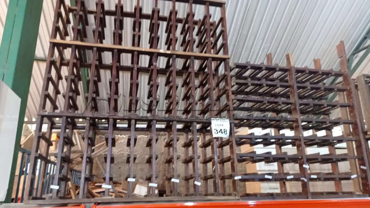 LOTE 348 - 01 ADEGA DE VINHOS EM MADEIRA. (NO ESTADO) ATENÇÃO! FAZER A VISITAÇÃO ANTES DE ARREMATAR, NÃO SABEMOS SE FUNCIONA, LEILÃO NÃO TEM GARANTIA E NEM DEVOLUÇÃO, SUJEITO A POSSÍVEIS AVARIAS VISÍVEIS/OCULTAS E/OU AUSÊNCIA DE COMPONENTES.