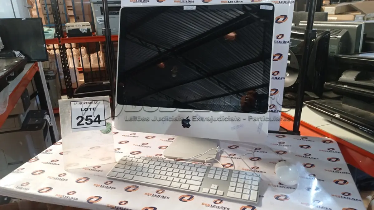 LOTE 254 - 01 IMAC COM MOUSE ETECLADO ORIGINAL. (NO ESTADO) ATENÇÃO! FAZER A VISITAÇÃO ANTES DE ARREMATAR, NÃO SABEMOS SE FUNCIONA, LEILÃO NÃO TEM GARANTIA E NEM DEVOLUÇÃO, SUJEITO A POSSÍVEIS AVARIAS VISÍVEIS/OCULTAS E/OU AUSÊNCIA DE COMPONENTES.