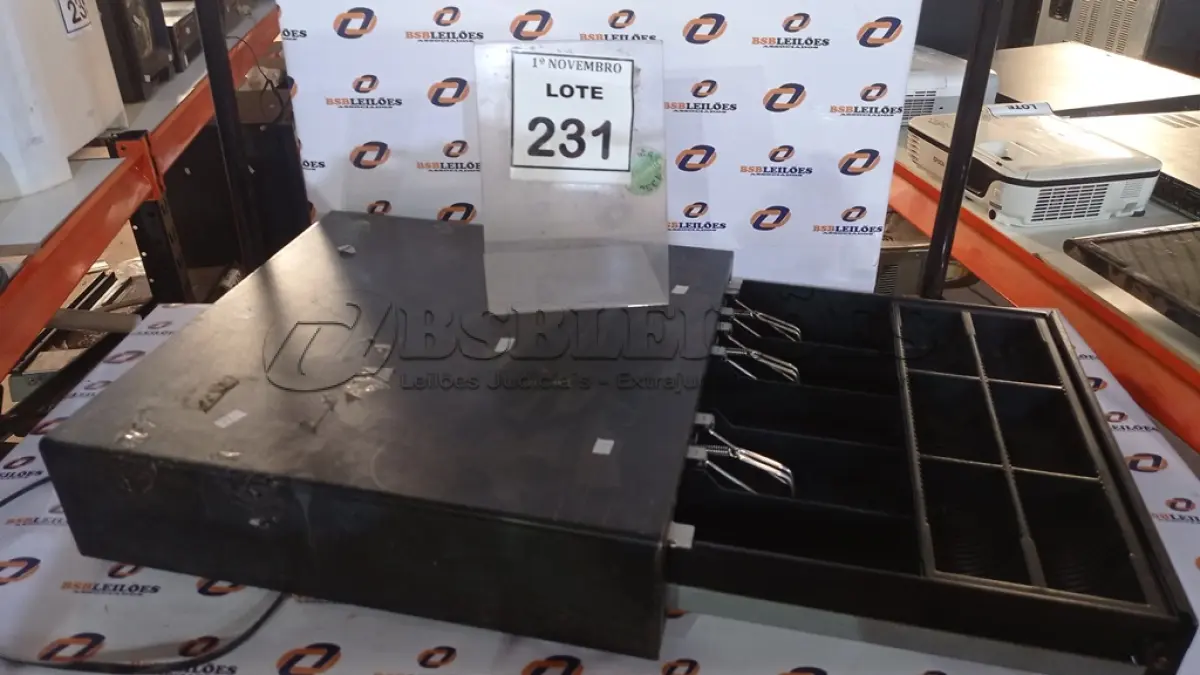 LOTE 231 - 01 GAVETA DE DINHEIRO. (NO ESTADO) ATENÇÃO! FAZER A VISITAÇÃO ANTES DE ARREMATAR, NÃO SABEMOS SE FUNCIONA, LEILÃO NÃO TEM GARANTIA E NEM DEVOLUÇÃO, SUJEITO A POSSÍVEIS AVARIAS VISÍVEIS/OCULTAS E/OU AUSÊNCIA DE COMPONENTES.