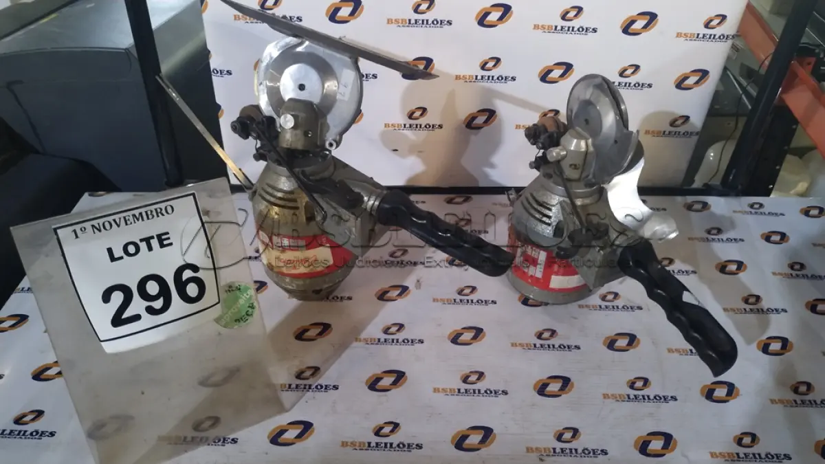 LOTE 296 - 02 MÁQUINAS DE CORTAR TECIDO. (NO ESTADO) ATENÇÃO! FAZER A VISITAÇÃO ANTES DE ARREMATAR, NÃO SABEMOS SE FUNCIONA, LEILÃO NÃO TEM GARANTIA E NEM DEVOLUÇÃO, SUJEITO A POSSÍVEIS AVARIAS VISÍVEIS/OCULTAS E/OU AUSÊNCIA DE COMPONENTES.