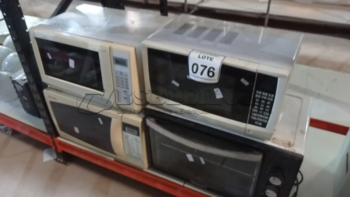 LOTE 076 - 01 FORNO ELÉTRICO E 03 MICRO-ONDAS MARCAS E MODELOS DIVERSOS. (NO ESTADO) ATENÇÃO! FAZER A VISITAÇÃO ANTES DE ARREMATAR, NÃO SABEMOS SE FUNCIONA, LEILÃO NÃO TEM GARANTIA E NEM DEVOLUÇÃO, SUJEITO A POSSÍVEIS AVARIAS VISÍVEIS/OCULTAS E/OU AUSÊNCIA DE COMPONENTES.