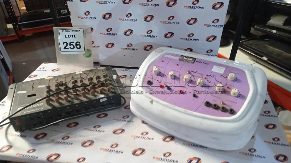 LOTE 256 - 01 APARELHO DE ALTA FREQUÊNCIA BELLE FACE MARCA ELETROBEL E 01 MESA DE SOM MXM 8. (NO ESTADO) ATENÇÃO! FAZER A VISITAÇÃO ANTES DE ARREMATAR, NÃO SABEMOS SE FUNCIONA, LEILÃO NÃO TEM GARANTIA E NEM DEVOLUÇÃO, SUJEITO A POSSÍVEIS AVARIAS VISÍVEIS/OCULTAS E/OU AUSÊNCIA DE COMPONENTES