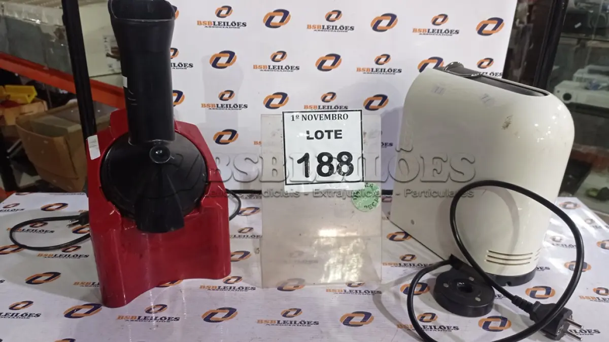 LOTE 188 - 01 CAFETEIRA MARCA NESPRESSO E 01 SORVETEIRA ELÉTRICA. (NO ESTADO) ATENÇÃO! FAZER A VISITAÇÃO ANTES DE ARREMATAR, NÃO SABEMOS SE FUNCIONA, LEILÃO NÃO TEM GARANTIA E NEM DEVOLUÇÃO, SUJEITO A POSSÍVEIS AVARIAS VISÍVEIS/OCULTAS E/OU AUSÊNCIA DE COMPONENTES.