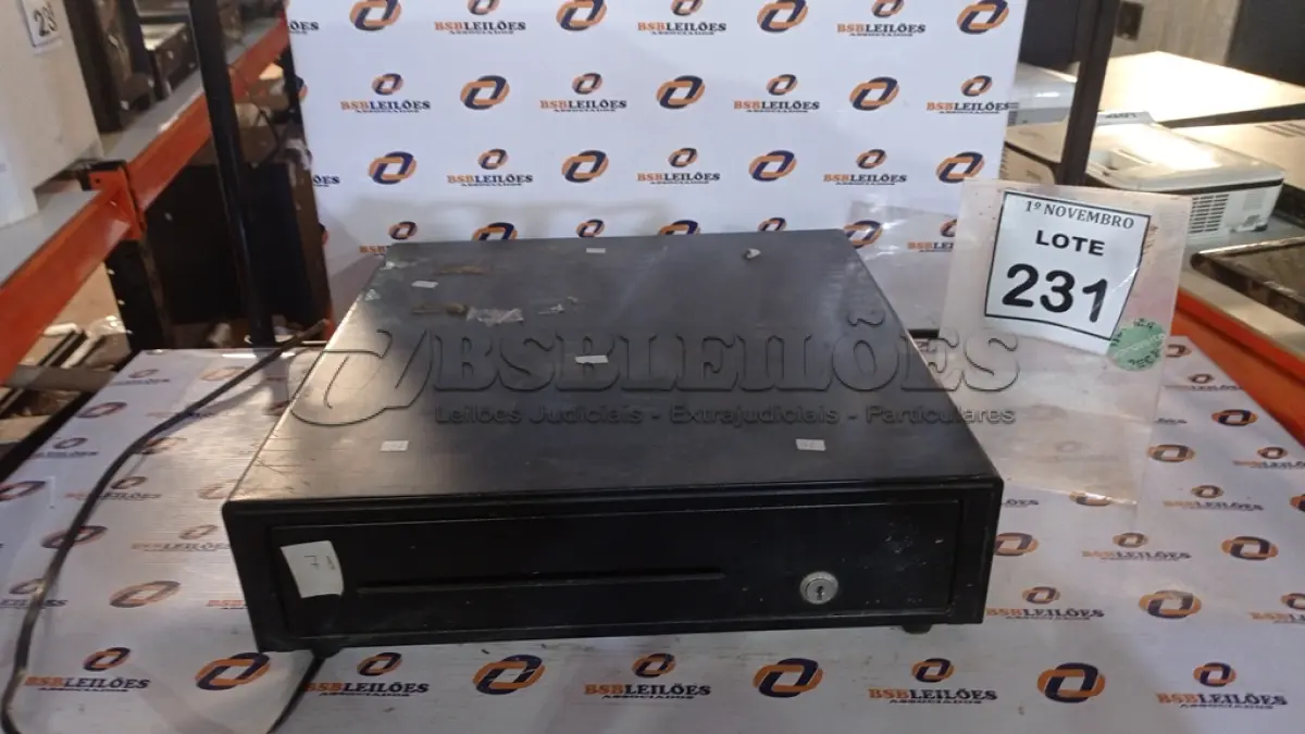 LOTE 231 - 01 GAVETA DE DINHEIRO. (NO ESTADO) ATENÇÃO! FAZER A VISITAÇÃO ANTES DE ARREMATAR, NÃO SABEMOS SE FUNCIONA, LEILÃO NÃO TEM GARANTIA E NEM DEVOLUÇÃO, SUJEITO A POSSÍVEIS AVARIAS VISÍVEIS/OCULTAS E/OU AUSÊNCIA DE COMPONENTES.