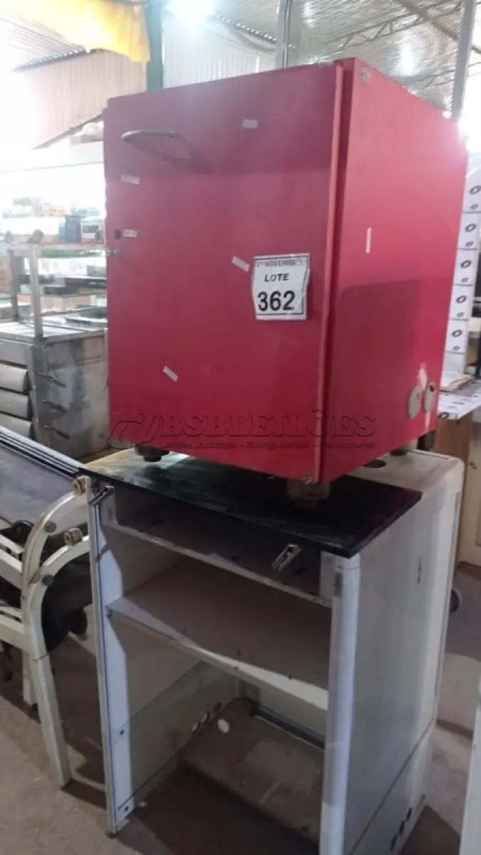 LOTE 362 - 01 ARMÁRIO DE MADEIRA PARA CPU E 01 BALCÃO BAIXO DE FERRO. (NO ESTADO) ATENÇÃO! FAZER A VISITAÇÃO ANTES DE ARREMATAR, NÃO SABEMOS SE FUNCIONA, LEILÃO NÃO TEM GARANTIA E NEM DEVOLUÇÃO, SUJEITO A POSSÍVEIS AVARIAS VISÍVEIS/OCULTAS E/OU AUSÊNCIA DE COMPONENTES.