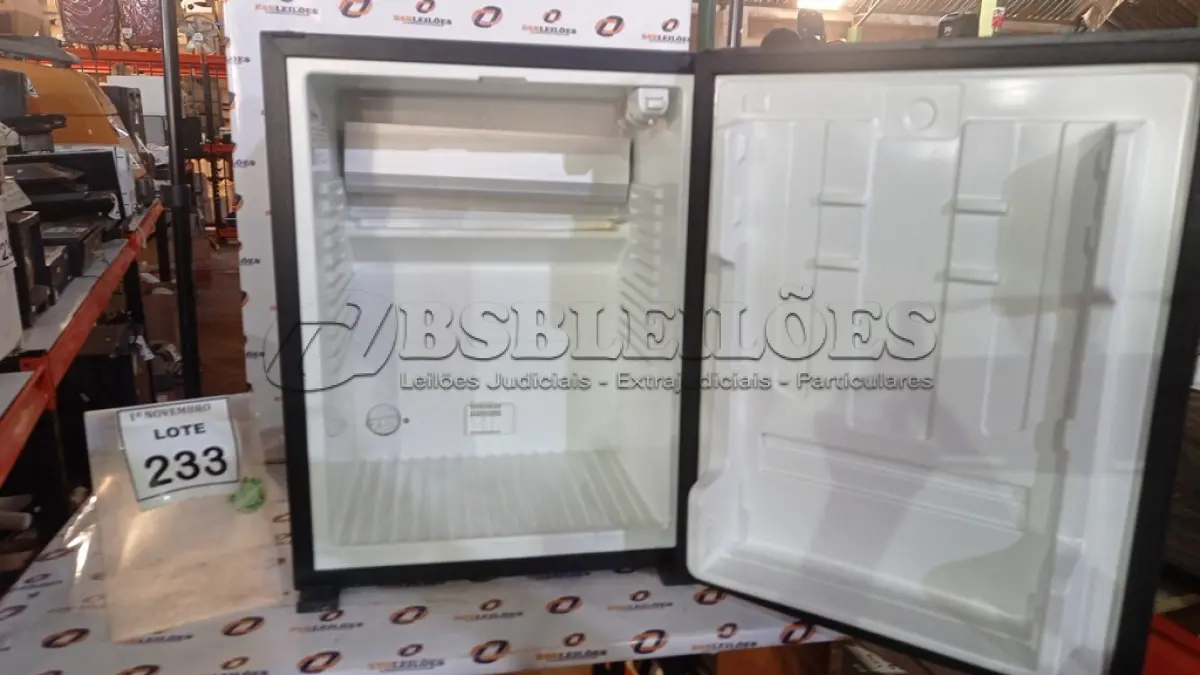 LOTE 233 - 01 FRIGOBAR 220V MARCA DOMETIC. (NO ESTADO) ATENÇÃO! FAZER A VISITAÇÃO ANTES DE ARREMATAR, NÃO SABEMOS SE FUNCIONA, LEILÃO NÃO TEM GARANTIA E NEM DEVOLUÇÃO, SUJEITO A POSSÍVEIS AVARIAS VISÍVEIS/OCULTAS E/OU AUSÊNCIA DE COMPONENTES.