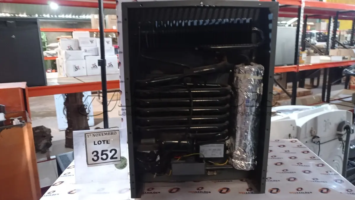 LOTE 352 - 01 FRIGOBAR MARCA ELBER. (NO ESTADO) ATENÇÃO! FAZER A VISITAÇÃO ANTES DE ARREMATAR, NÃO SABEMOS SE FUNCIONA, LEILÃO NÃO TEM GARANTIA E NEM DEVOLUÇÃO, SUJEITO A POSSÍVEIS AVARIAS VISÍVEIS/OCULTAS E/OU AUSÊNCIA DE COMPONENTES.