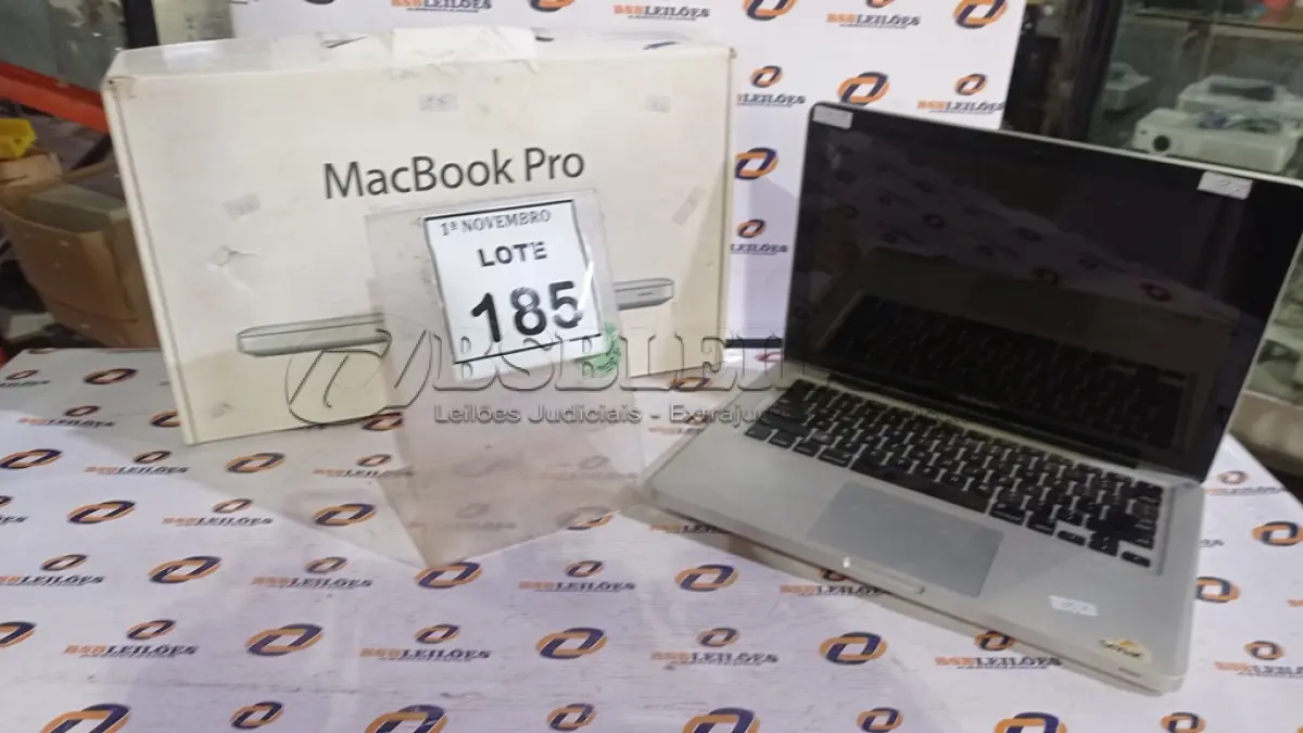 LOTE 185 - 01 MACBOOK PRO. (NO ESTADO) ATENÇÃO! FAZER A VISITAÇÃO ANTES DE ARREMATAR, NÃO SABEMOS SE FUNCIONA, LEILÃO NÃO TEM GARANTIA E NEM DEVOLUÇÃO, SUJEITO A POSSÍVEIS AVARIAS VISÍVEIS/OCULTAS E/OU AUSÊNCIA DE COMPONENTES.
