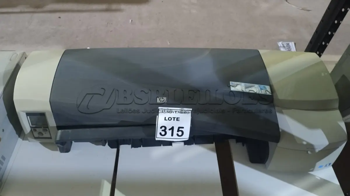 LOTE 315 - 01 PLOTTER DE MESA MODELO DESIGNJET 111 MARCA HP. (NO ESTADO) ATENÇÃO! FAZER A VISITAÇÃO ANTES DE ARREMATAR, NÃO SABEMOS SE FUNCIONA, LEILÃO NÃO TEM GARANTIA E NEM DEVOLUÇÃO, SUJEITO A POSSÍVEIS AVARIAS VISÍVEIS/OCULTAS E/OU AUSÊNCIA DE COMPONENTES.