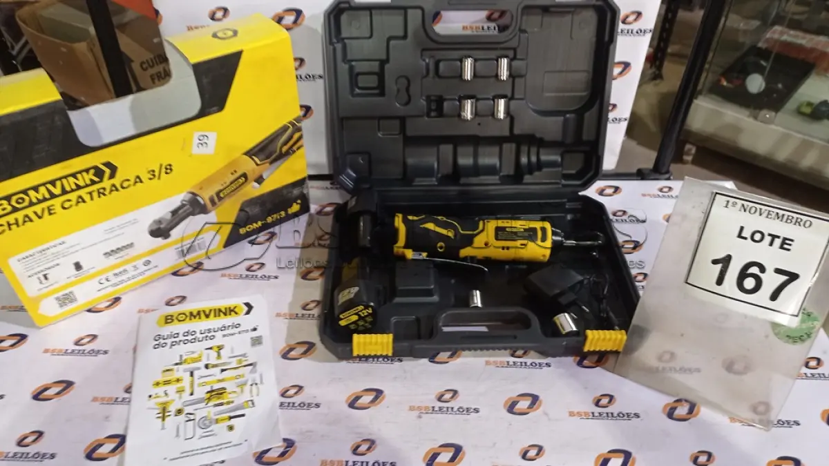 LOTE 167 - 01 CHAVE CATRACA 3/8 COM 02 BATERIAS, MALETA E ACESSÓRIOS. (NO ESTADO) ATENÇÃO! FAZER A VISITAÇÃO ANTES DE ARREMATAR, NÃO SABEMOS SE FUNCIONA. LEILÃO NÃO TEM GARANTIA E NEM DEVOLUÇÃO, SUJEITO A POSSÍVEIS AVARIAS VISÍVEIS/OCULTAS E/OU AUSÊNCIA DE COMPONENTES.