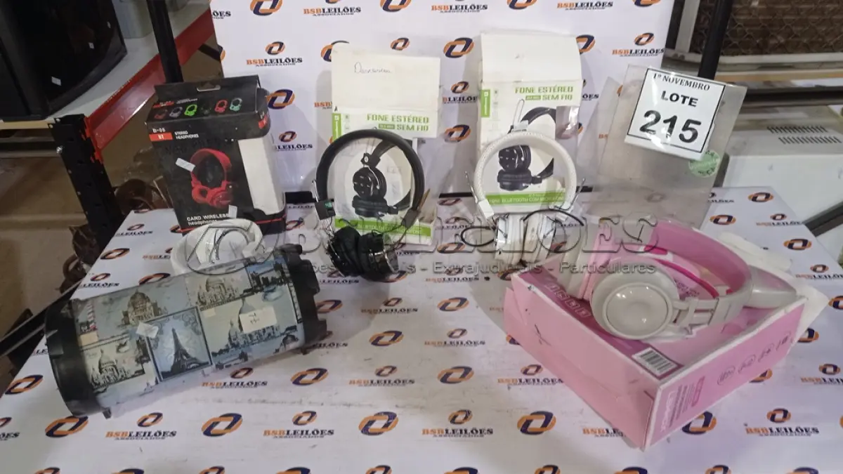LOTE 215 - 01 LOTE COM VÁRIOS HEADPHONES DE MARCAS E MODELOS DIVERSOS. (NO ESTADO) ATENÇÃO! FAZER A VISITAÇÃO ANTES DE ARREMATAR, NÃO SABEMOS SE FUNCIONA, LEILÃO NÃO TEM GARANTIA E NEM DEVOLUÇÃO, SUJEITO A POSSÍVEIS AVARIAS VISÍVEIS/OCULTAS E/OU AUSÊNCIA DE COMPONENTES.