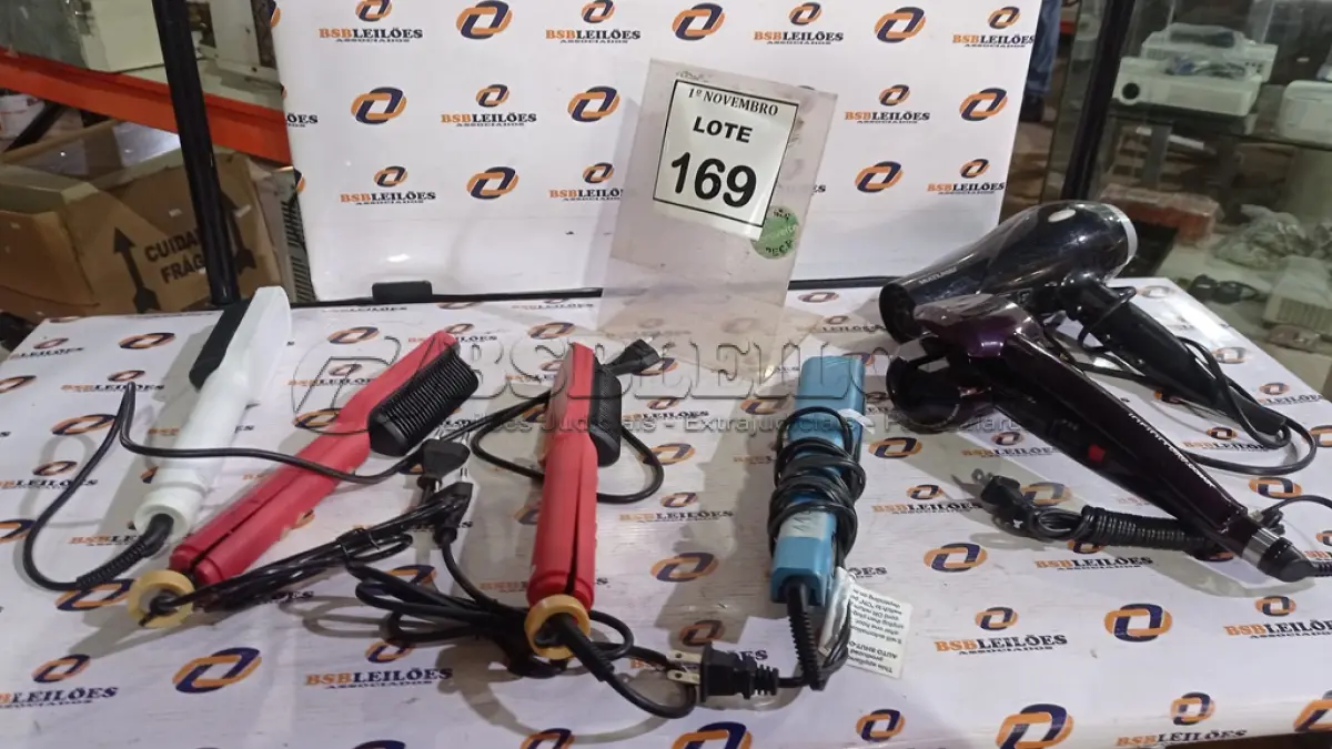 LOTE 169 - 03 ESCOVAS DE CABELO, 02 CHAPINHAS E 01 SECADOR DE CABELO MARCAS E MODELOS DIVERSOS. (NO ESTADO) ATENÇÃO! FAZER A VISITAÇÃO ANTES DE ARREMATAR, NÃO SABEMOS SE FUNCIONA, LEILÃO NÃO TEM GARANTIA E NEM DEVOLUÇÃO, SUJEITO A POSSÍVEIS AVARIAS VISÍVEIS/OCULTAS E/OU AUSÊNCIA DE COMPONENTES.