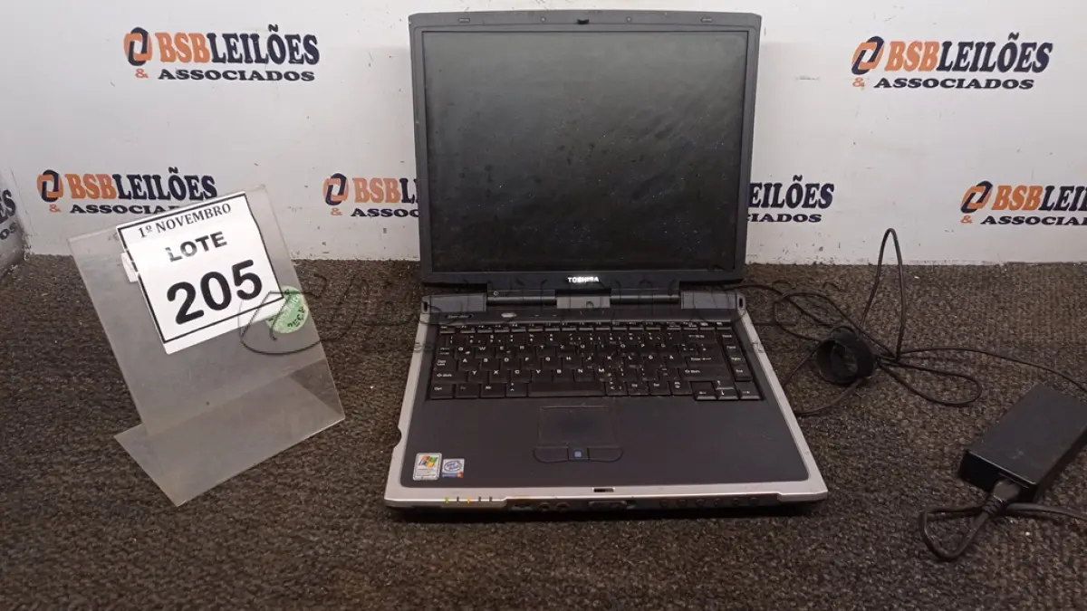 LOTE 205 - 01 NOTEBOOK MARCA TOSHIBA COM FONTE. (NO ESTADO) ATENÇÃO! FAZER A VISITAÇÃO ANTES DE ARREMATAR, NÃO SABEMOS SE FUNCIONA, LEILÃO NÃO TEM GARANTIA E NEM DEVOLUÇÃO, SUJEITO A POSSÍVEIS AVARIAS VISÍVEIS/OCULTAS E/OU AUSÊNCIA DE COMPONENTES.