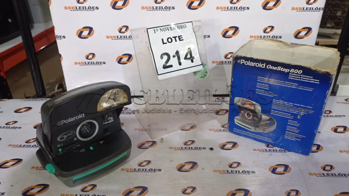 LOTE 214 - 01 CÂMERA INSTANTÂNEA MARCA POLAROID. (NO ESTADO) ATENÇÃO! FAZER A VISITAÇÃO ANTES DE ARREMATAR, NÃO SABEMOS SE FUNCIONA, LEILÃO NÃO TEM GARANTIA E NEM DEVOLUÇÃO, SUJEITO A POSSÍVEIS AVARIAS VISÍVEIS/OCULTAS E/OU AUSÊNCIA DE COMPONENTES.