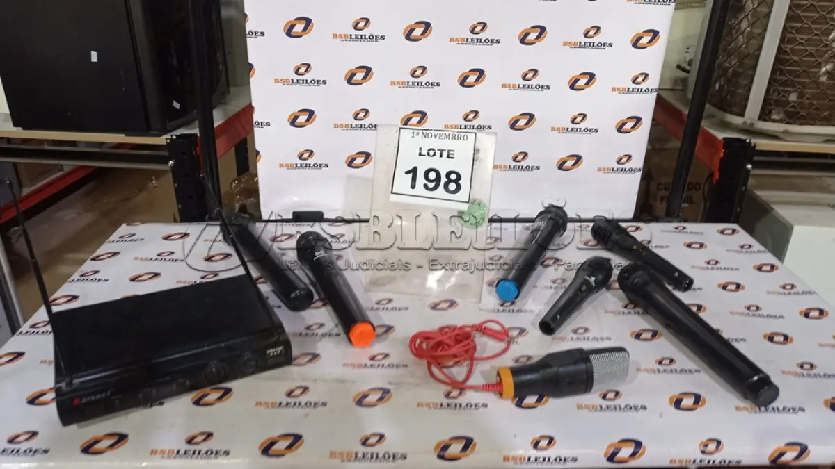 LOTE 198 - 01 RECEPTOR DE MICROFONE E 06 MICROFONES DE MARCAS E MODELOS DIVERSOS. (NO ESTADO) ATENÇÃO! FAZER A VISITAÇÃO ANTES DE ARREMATAR, NÃO SABEMOS SE FUNCIONA, LEILÃO NÃO TEM GARANTIA E NEM DEVOLUÇÃO, SUJEITO A POSSÍVEIS AVARIAS VISÍVEIS/OCULTAS E/OU AUSÊNCIA DE COMPONENTES.