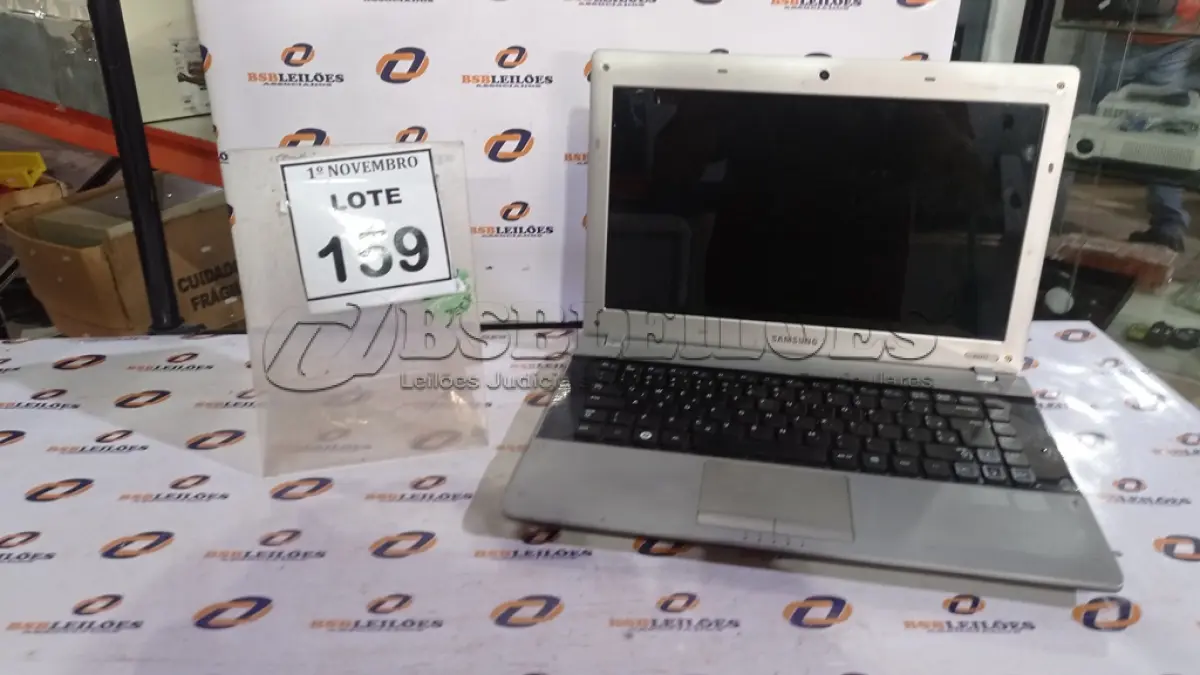 LOTE 159 - 01 NOTEBOOK MARCA SAMSUNG. (NO ESTADO) ATENÇÃO! FAZER A VISITAÇÃO ANTES DE ARREMATAR, NÃO SABEMOS SE FUNCIONA, LEILÃO NÃO TEM GARANTIA E NEM DEVOLUÇÃO, SUJEITO A POSSÍVEIS AVARIAS VISÍVEIS/OCULTAS E/OU AUSÊNCIA DE COMPONENTES.