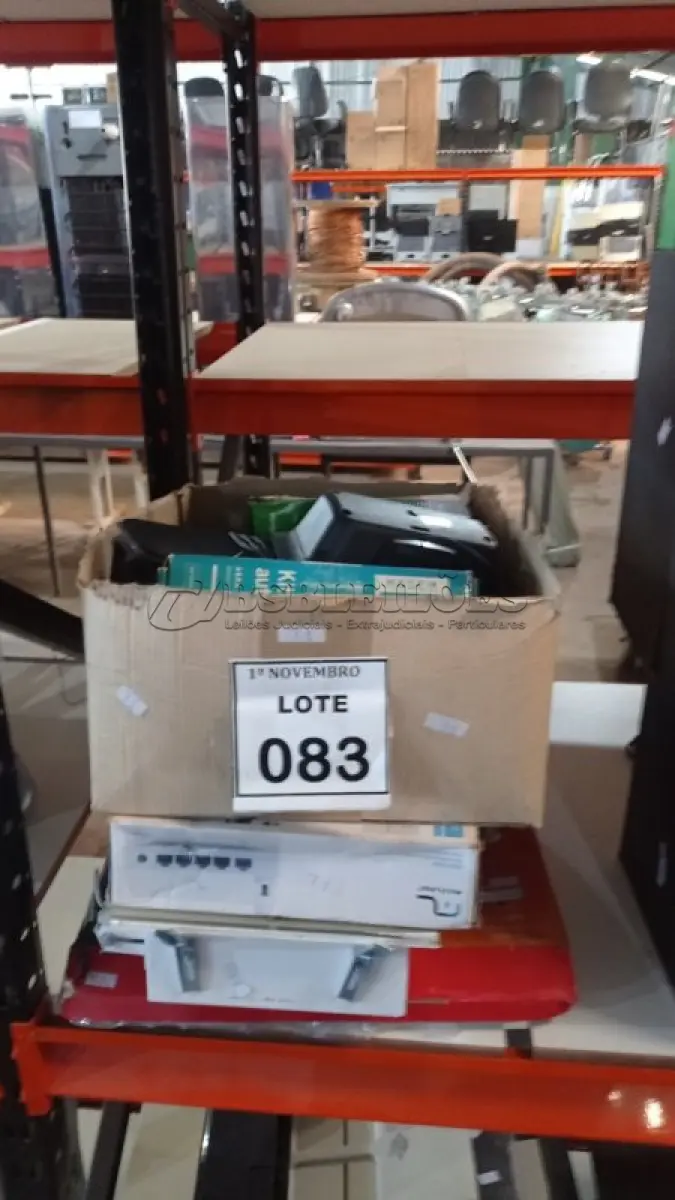 LOTE 083 - 01 LOTE COM VÁRIAS LUMINÁRIAS, ROTEADORES E CAIXAS DE SOM PARA PC DE MARCAS E MODELOS DIVERSOS. (NO ESTADO) ATENÇÃO! FAZER A VISITAÇÃO ANTES DE ARREMATAR, NÃO SABEMOS SE FUNCIONA, LEILÃO NÃO TEM GARANTIA E NEM DEVOLUÇÃO, SUJEITO A POSSÍVEIS AVARIAS VISÍVEIS/OCULTAS E/OU AUSÊNCIA DE COMPONENTES.