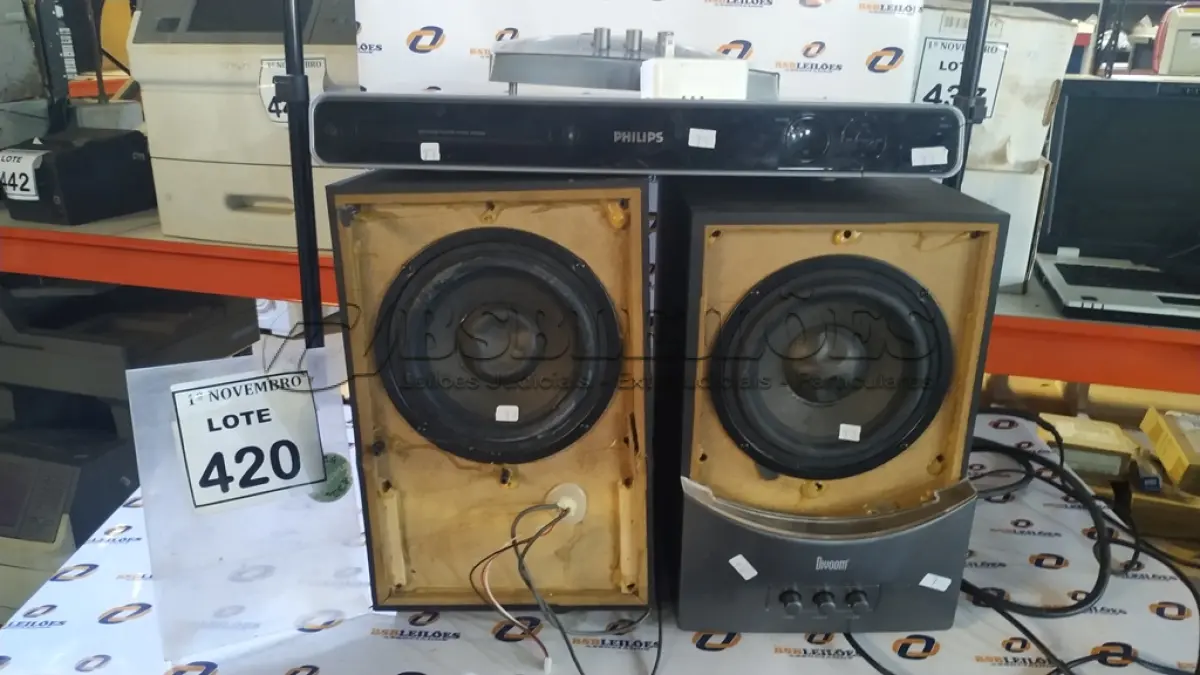LOTE 420 - 01 DVD HOME THEATER MARCA PHILCO COM 02 CAIXAS MARCAS DIVOOM. (NO ESTADO) ATENÇÃO! FAZER A VISITAÇÃO ANTES DE ARREMATAR, NÃO SABEMOS SE FUNCIONA, LEILÃO NÃO TEM GARANTIA E NEM DEVOLUÇÃO, SUJEITO A POSSÍVEIS AVARIAS VISÍVEIS/OCULTAS E/OU AUSÊNCIA DE COMPONENTES.