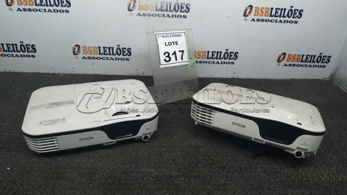 LOTE 317 - 02 PROJETORES MARCA EPSON. (NO ESTADO) ATENÇÃO! FAZER A VISITAÇÃO ANTES DE ARREMATAR, NÃO SABEMOS SE FUNCIONA, LEILÃO NÃO TEM GARANTIA E NEM DEVOLUÇÃO, SUJEITO A POSSÍVEIS AVARIAS VISÍVEIS/OCULTAS E/OU AUSÊNCIA DE COMPONENTES.