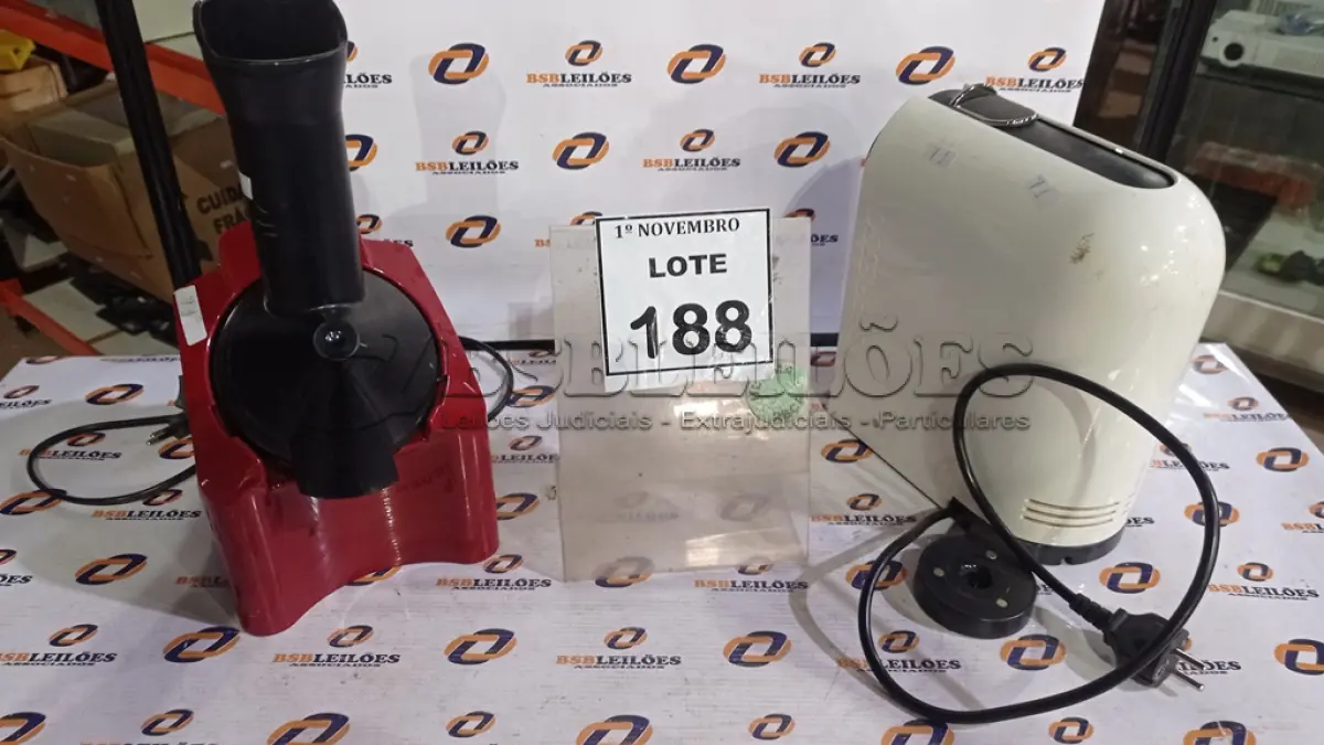 LOTE 188 - 01 CAFETEIRA MARCA NESPRESSO E 01 SORVETEIRA ELÉTRICA. (NO ESTADO) ATENÇÃO! FAZER A VISITAÇÃO ANTES DE ARREMATAR, NÃO SABEMOS SE FUNCIONA, LEILÃO NÃO TEM GARANTIA E NEM DEVOLUÇÃO, SUJEITO A POSSÍVEIS AVARIAS VISÍVEIS/OCULTAS E/OU AUSÊNCIA DE COMPONENTES.