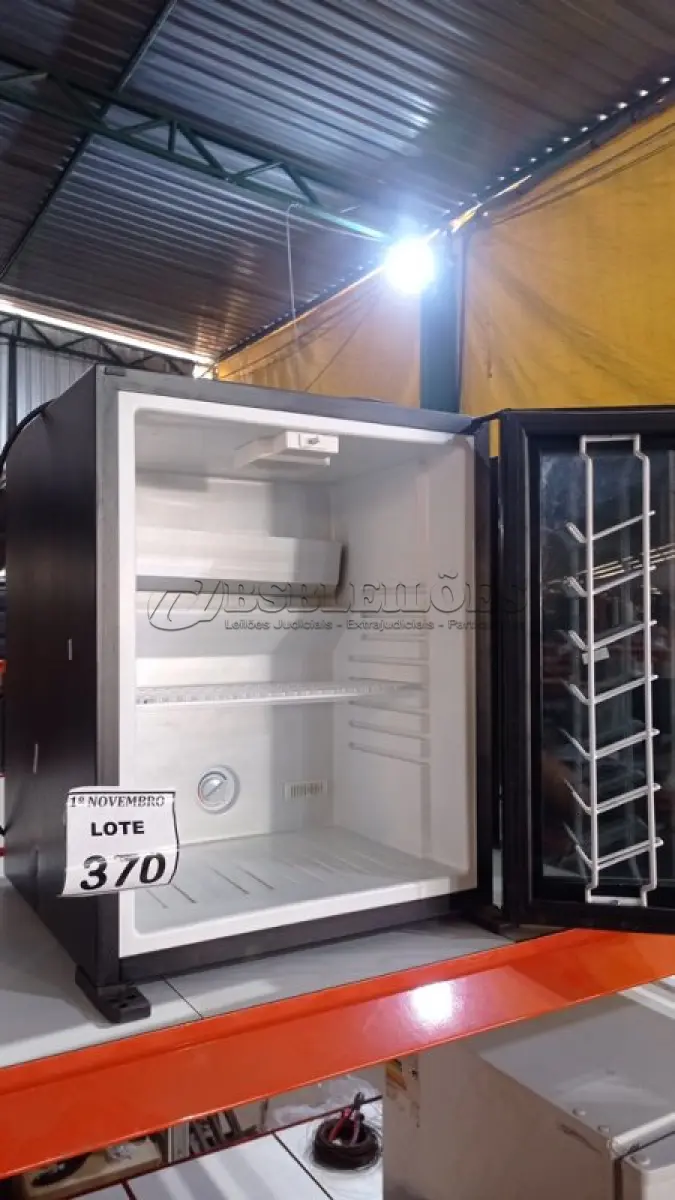 LOTE 370 - 01 FRIGOBAR. (NO ESTADO) ATENÇÃO! FAZER A VISITAÇÃO ANTES DE ARREMATAR, NÃO SABEMOS SE FUNCIONA, LEILÃO NÃO TEM GARANTIA E NEM DEVOLUÇÃO, SUJEITO A POSSÍVEIS AVARIAS VISÍVEIS/OCULTAS E/OU AUSÊNCIA DE COMPONENTES.