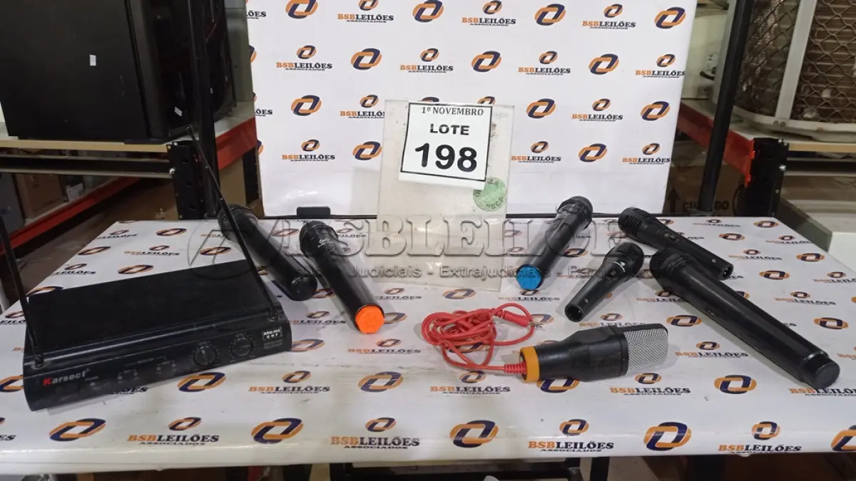 LOTE 198 - 01 RECEPTOR DE MICROFONE E 06 MICROFONES DE MARCAS E MODELOS DIVERSOS. (NO ESTADO) ATENÇÃO! FAZER A VISITAÇÃO ANTES DE ARREMATAR, NÃO SABEMOS SE FUNCIONA, LEILÃO NÃO TEM GARANTIA E NEM DEVOLUÇÃO, SUJEITO A POSSÍVEIS AVARIAS VISÍVEIS/OCULTAS E/OU AUSÊNCIA DE COMPONENTES.