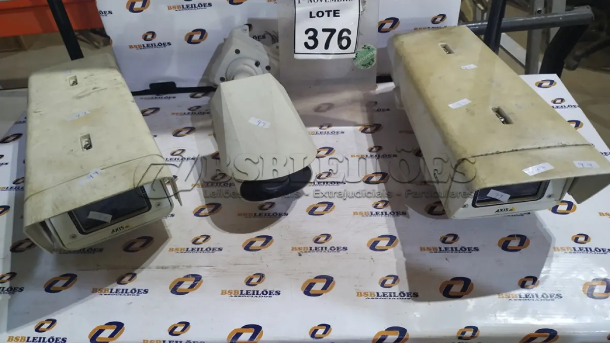 LOTE 376 - 02 CÂMERAS DE MONITORAMENTO MARCA AXIS E 01 CÂMERA MARCA AVIGILON. (NO ESTADO) ATENÇÃO! FAZER A VISITAÇÃO ANTES DE ARREMATAR, NÃO SABEMOS SE FUNCIONA, LEILÃO NÃO TEM GARANTIA E NEM DEVOLUÇÃO, SUJEITO A POSSÍVEIS AVARIAS VISÍVEIS/OCULTAS E/OU AUSÊNCIA DE COMPONENTES.