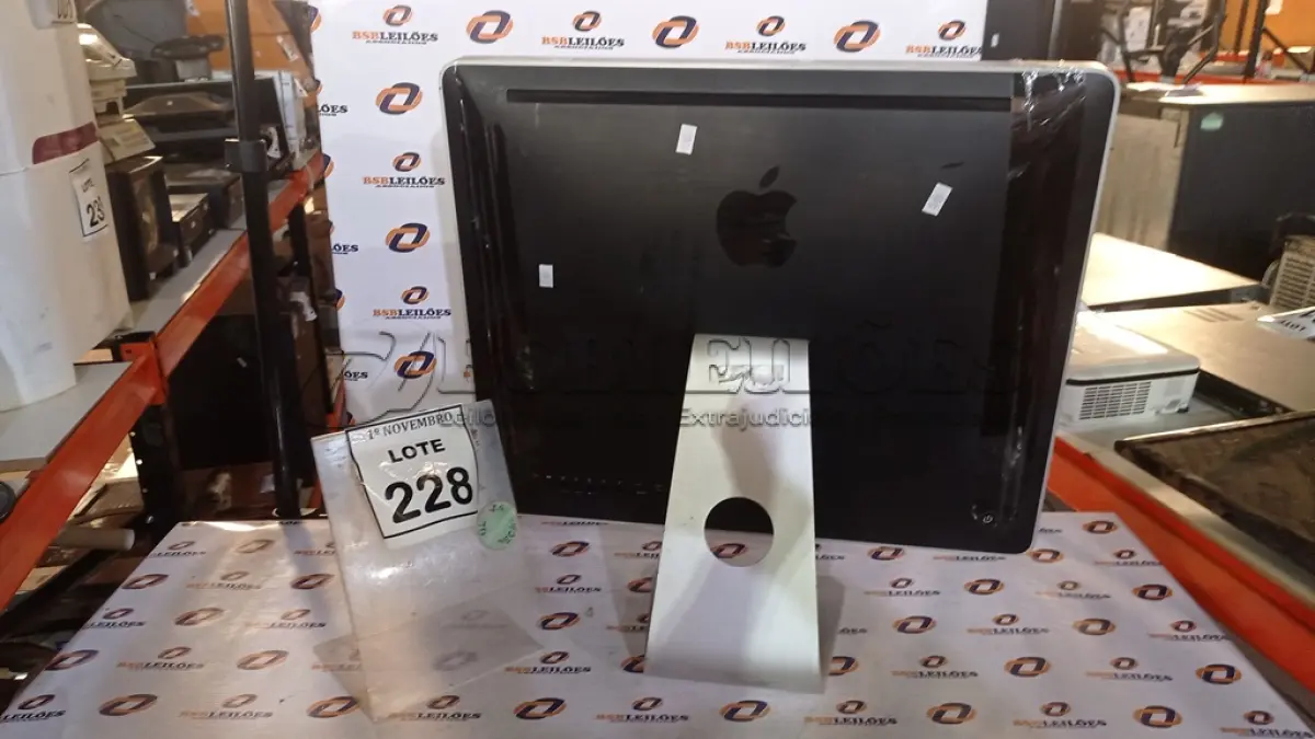 LOTE 228 - 01 IMAC APPLE. (NO ESTADO) ATENÇÃO! FAZER A VISITAÇÃO ANTES DE ARREMATAR, NÃO SABEMOS SE FUNCIONA, LEILÃO NÃO TEM GARANTIA E NEM DEVOLUÇÃO, SUJEITO A POSSÍVEIS AVARIAS VISÍVEIS/OCULTAS E/OU AUSÊNCIA DE COMPONENTES.