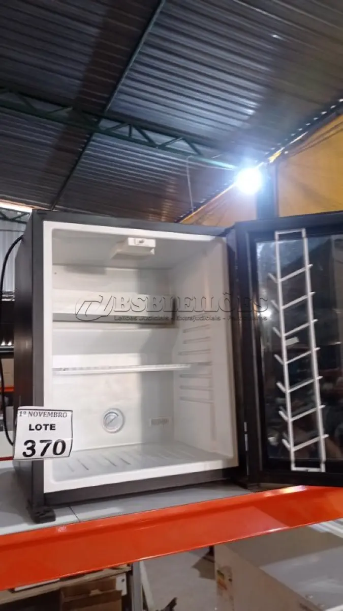 LOTE 370 - 01 FRIGOBAR. (NO ESTADO) ATENÇÃO! FAZER A VISITAÇÃO ANTES DE ARREMATAR, NÃO SABEMOS SE FUNCIONA, LEILÃO NÃO TEM GARANTIA E NEM DEVOLUÇÃO, SUJEITO A POSSÍVEIS AVARIAS VISÍVEIS/OCULTAS E/OU AUSÊNCIA DE COMPONENTES.