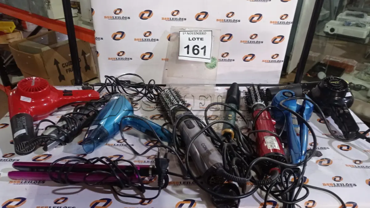 LOTE 161 - 01 LOTE COM VÁRIOS SECADORES DE CABELO, ESCOVAS DE CABELO ELÉTRICAS E CHAPINHAS MARCAS E MODELOS DIVERSOS. (NO ESTADO) ATENÇÃO! FAZER A VISITAÇÃO ANTES DE ARREMATAR, NÃO SABEMOS SE FUNCIONA, LEILÃO NÃO TEM GARANTIA E NEM DEVOLUÇÃO, SUJEITO A POSSÍVEIS AVARIAS VISÍVEIS/OCULTAS E/OU AUSÊNCIA DE COMPONENTES.