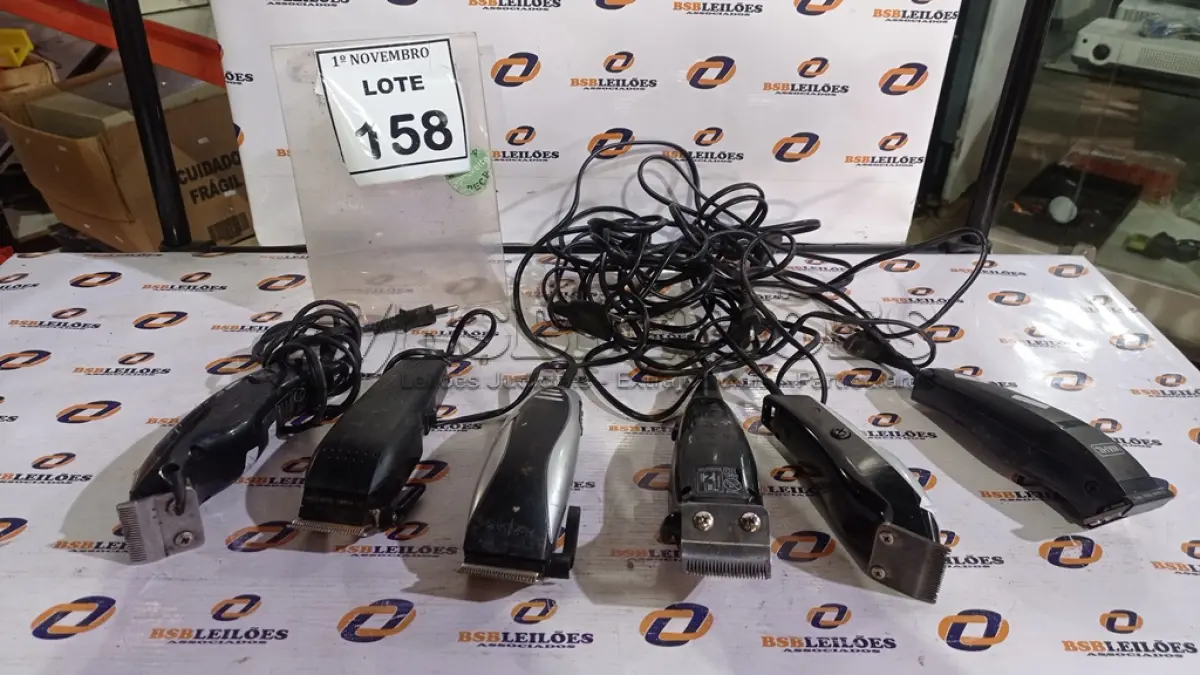 LOTE 158 - 06 MÁQUINAS DE CORTAR CABELO. (NO ESTADO) ATENÇÃO! FAZER A VISITAÇÃO ANTES DE ARREMATAR, NÃO SABEMOS SE FUNCIONA, LEILÃO NÃO TEM GARANTIA E NEM DEVOLUÇÃO, SUJEITO A POSSÍVEIS AVARIAS VISÍVEIS/OCULTAS E/OU AUSÊNCIA DE COMPONENTES.