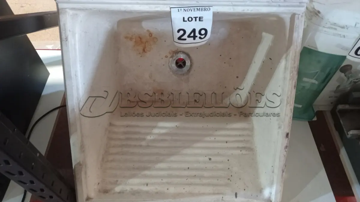 LOTE 249 - 01 TANQUE DE FIBRA SINTÉTICA. (NO ESTADO) ATENÇÃO! FAZER A VISITAÇÃO ANTES DE ARREMATAR, NÃO SABEMOS SE FUNCIONA, LEILÃO NÃO TEM GARANTIA E NEM DEVOLUÇÃO, SUJEITO A POSSÍVEIS AVARIAS VISÍVEIS/OCULTAS E/OU AUSÊNCIA DE COMPONENTES.