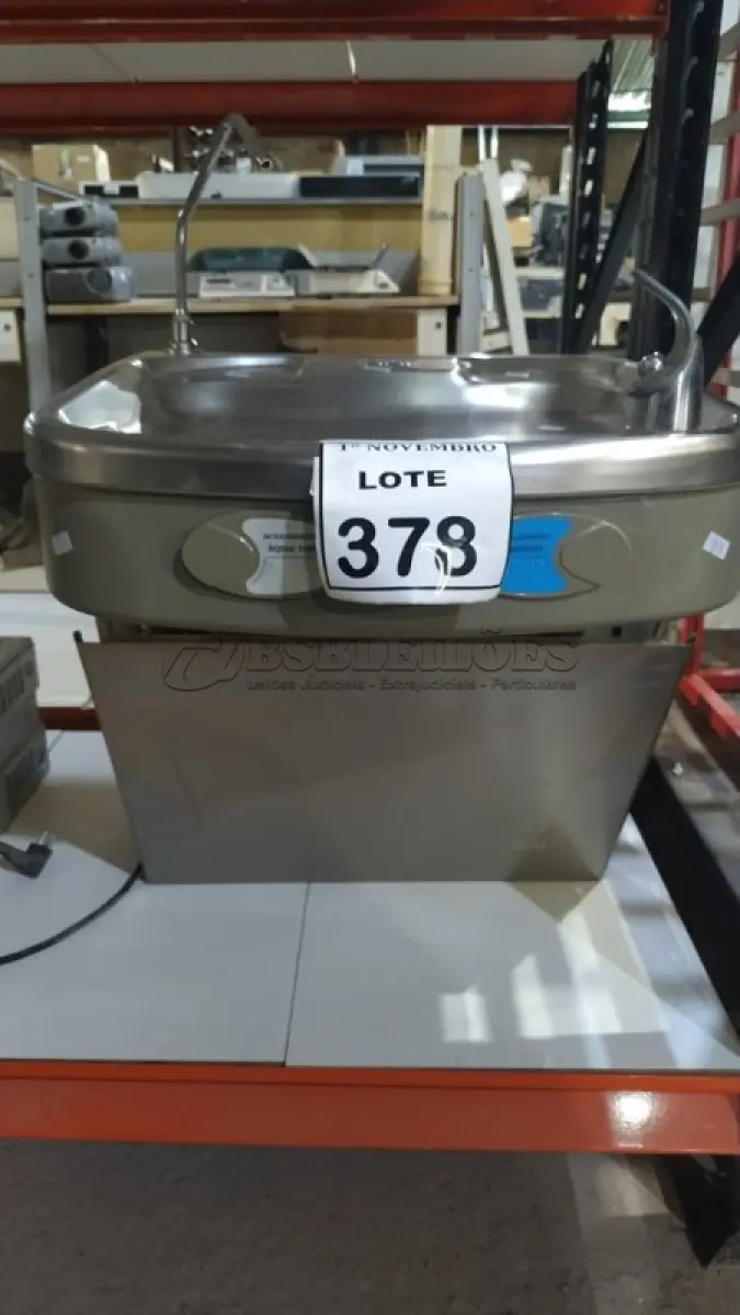 LOTE 378 - 01 BEBEDOURO DE PAREDE. (NO ESTADO) ATENÇÃO! FAZER A VISITAÇÃO ANTES DE ARREMATAR, NÃO SABEMOS SE FUNCIONA, LEILÃO NÃO TEM GARANTIA E NEM DEVOLUÇÃO, SUJEITO A POSSÍVEIS AVARIAS VISÍVEIS/OCULTAS E/OU AUSÊNCIA DE COMPONENTES.