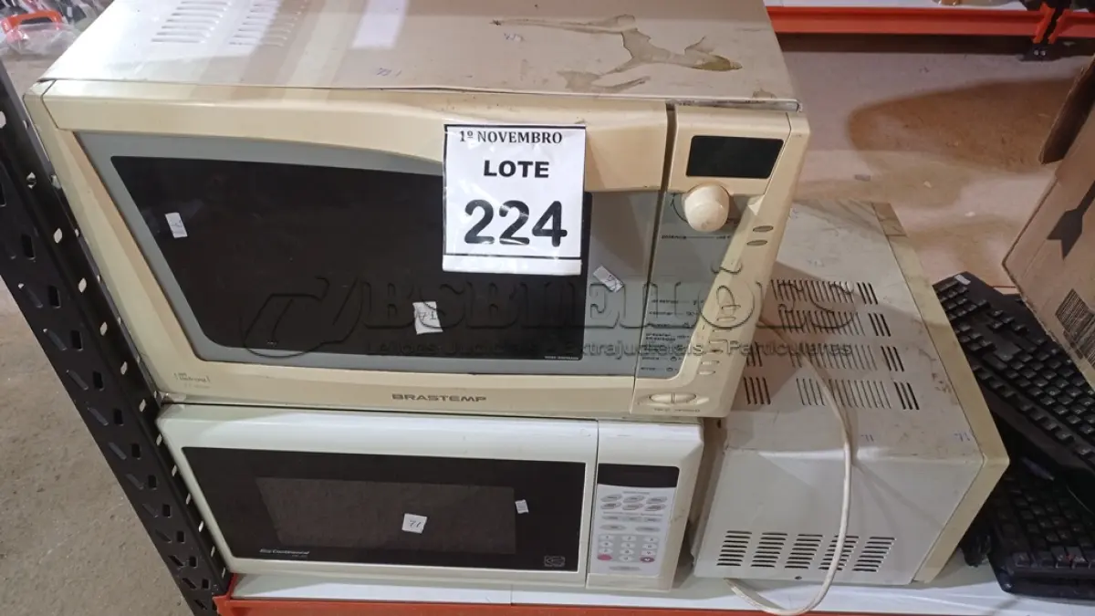 LOTE 224 - 03 MICRO-ONDAS DE MARCAS E MODELOS DIVERSOS. (NO ESTADO) ATENÇÃO! FAZER A VISITAÇÃO ANTES DE ARREMATAR, NÃO SABEMOS SE FUNCIONA, LEILÃO NÃO TEM GARANTIA E NEM DEVOLUÇÃO, SUJEITO A POSSÍVEIS AVARIAS VISÍVEIS/OCULTAS E/OU AUSÊNCIA DE COMPONENTES.