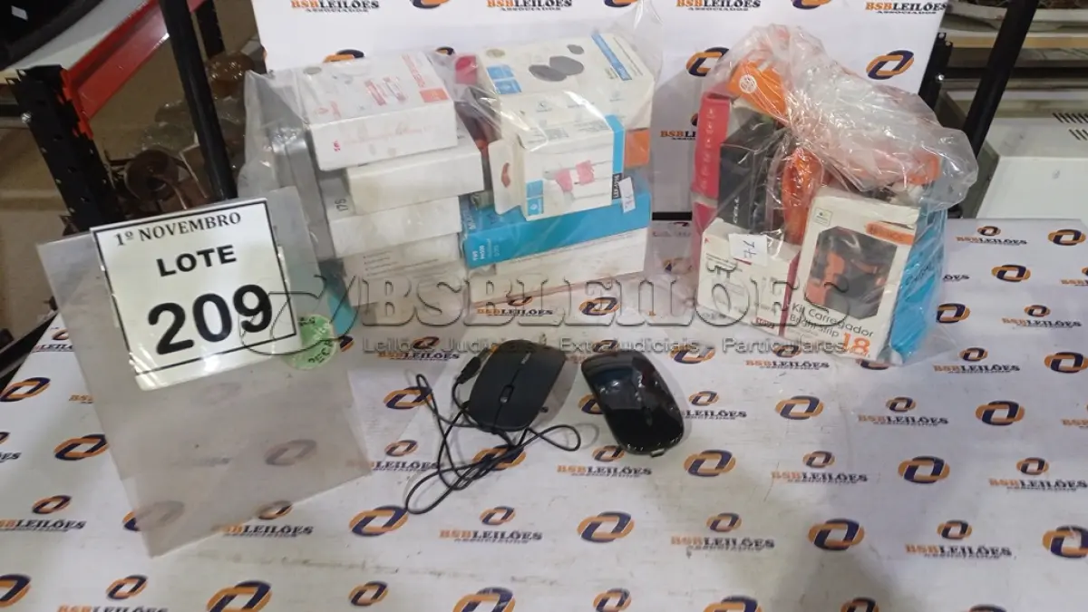LOTE 209 - 01 LOTE COM VÁRIOS MOUSES, CARREGADORES DE CELULAR E FONES DE OUVIDO. (NO ESTADO) ATENÇÃO! FAZER A VISITAÇÃO ANTES DE ARREMATAR, NÃO SABEMOS SE FUNCIONA, LEILÃO NÃO TEM GARANTIA E NEM DEVOLUÇÃO, SUJEITO A POSSÍVEIS AVARIAS VISÍVEIS/OCULTAS E/OU AUSÊNCIA DE COMPONENTES.