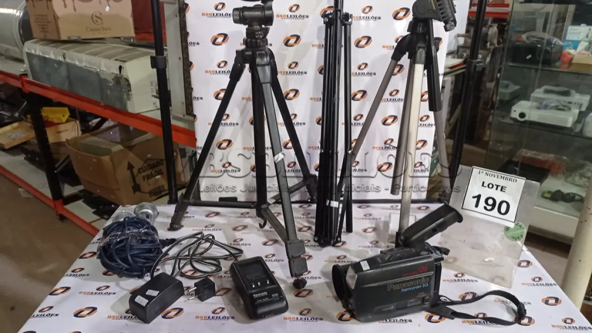 LOTE 190 - 01 FILMADORA MARCA PANASONIC COM 01 BATERIA, 03 TRIPÉS DE CÂMERAS E 02 MICROFONES. (NO ESTADO) ATENÇÃO! FAZER A VISITAÇÃO ANTES DE ARREMATAR, NÃO SABEMOS SE FUNCIONA, LEILÃO NÃO TEM GARANTIA E NEM DEVOLUÇÃO, SUJEITO A POSSÍVEIS AVARIAS VISÍVEIS/OCULTAS E/OU AUSÊNCIA DE COMPONENTES.