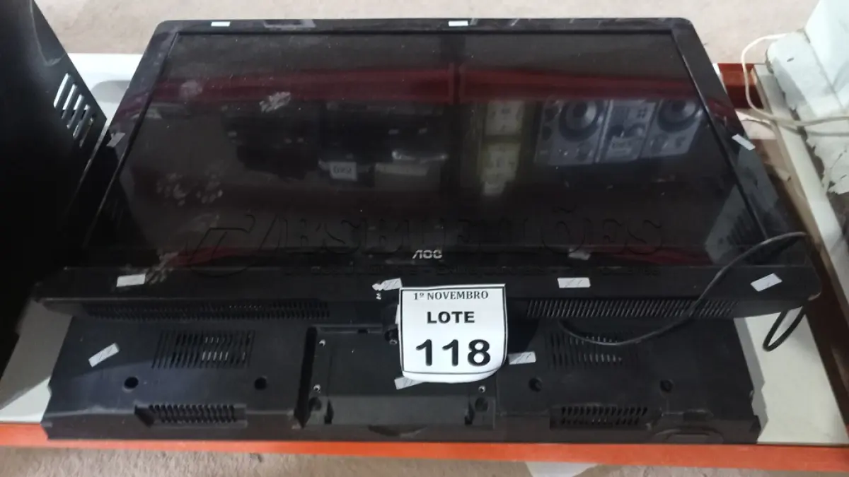LOTE 118 - 02 TV’S LCD 32’’ MARCAS AOC E PANASONIC. (NO ESTADO) ATENÇÃO! FAZER A VISITAÇÃO ANTES DE ARREMATAR, NÃO SABEMOS SE FUNCIONA, LEILÃO NÃO TEM GARANTIA E NEM DEVOLUÇÃO, SUJEITO A POSSÍVEIS AVARIAS VISÍVEIS/OCULTAS E/OU AUSÊNCIA DE COMPONENTES.